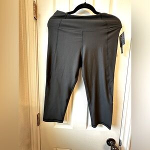 NWT Kinesis Size Large black 3/4 length Leggings.